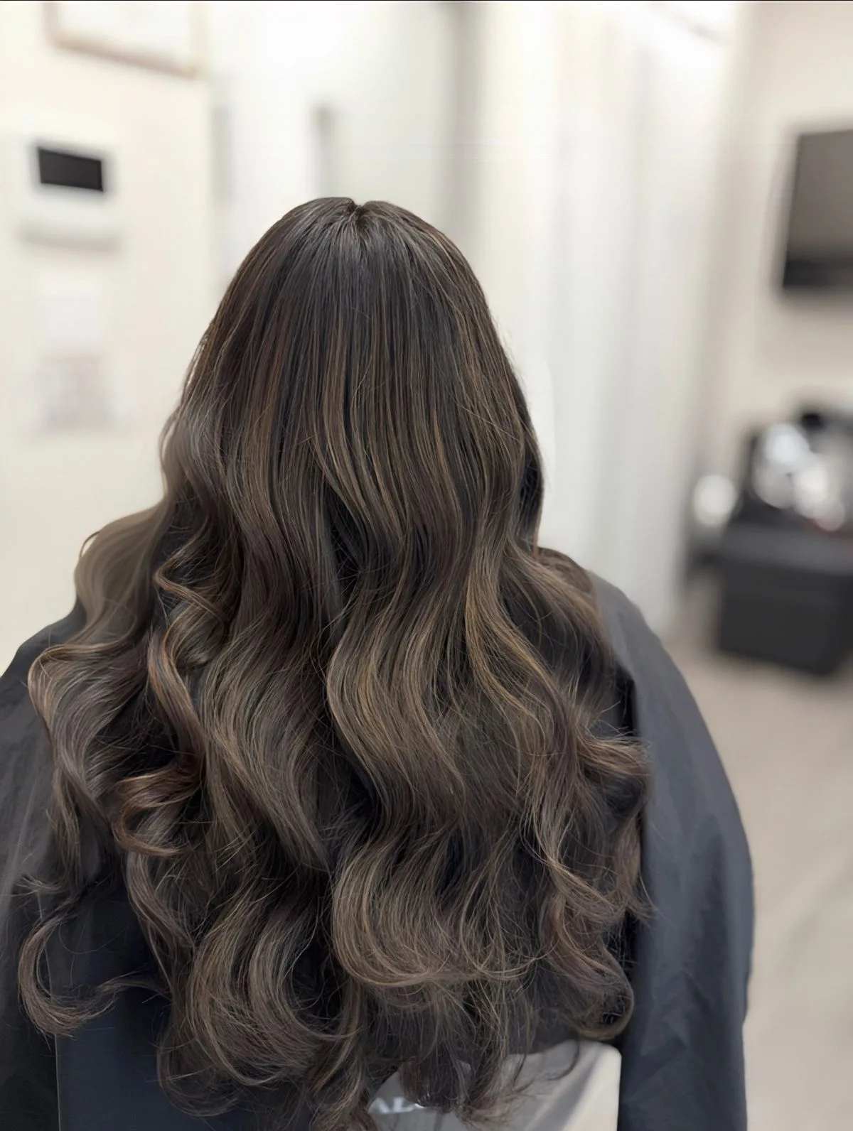 Balayage castano con ondas Hollywood por Francesca