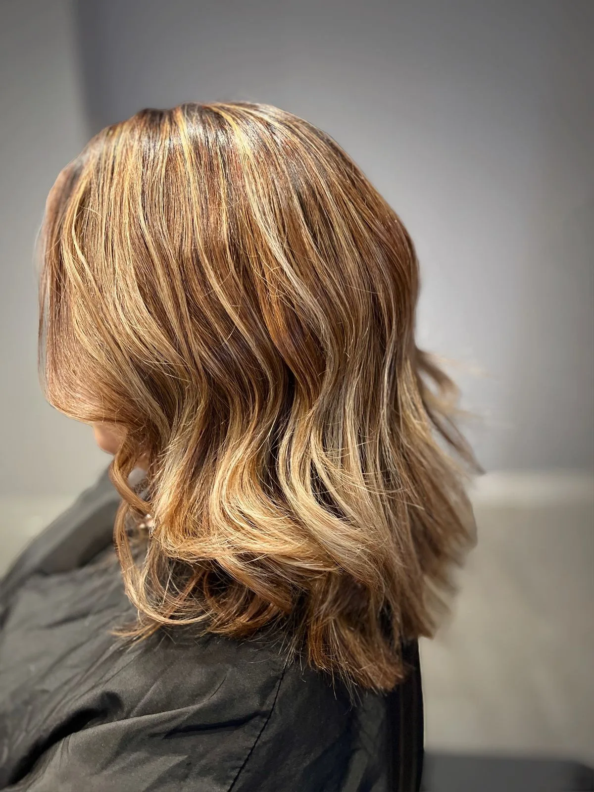 Castano con balayage dorado y ondas playeras