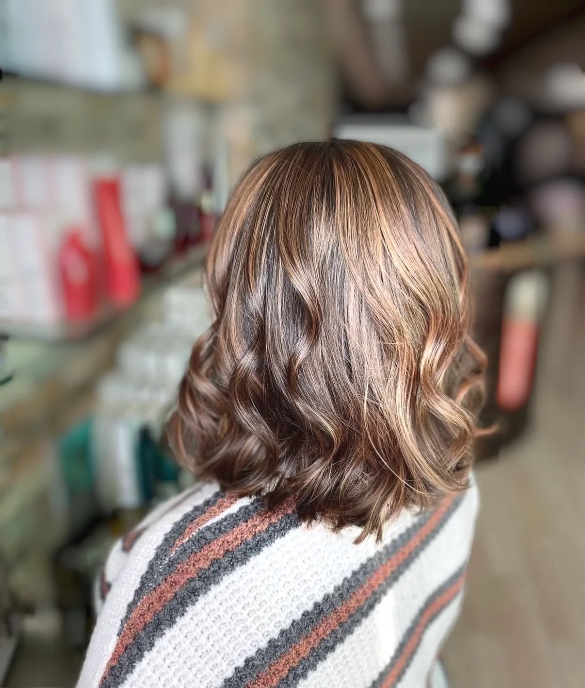 Balayage caramelo con ondas texturizadas en lob castano
