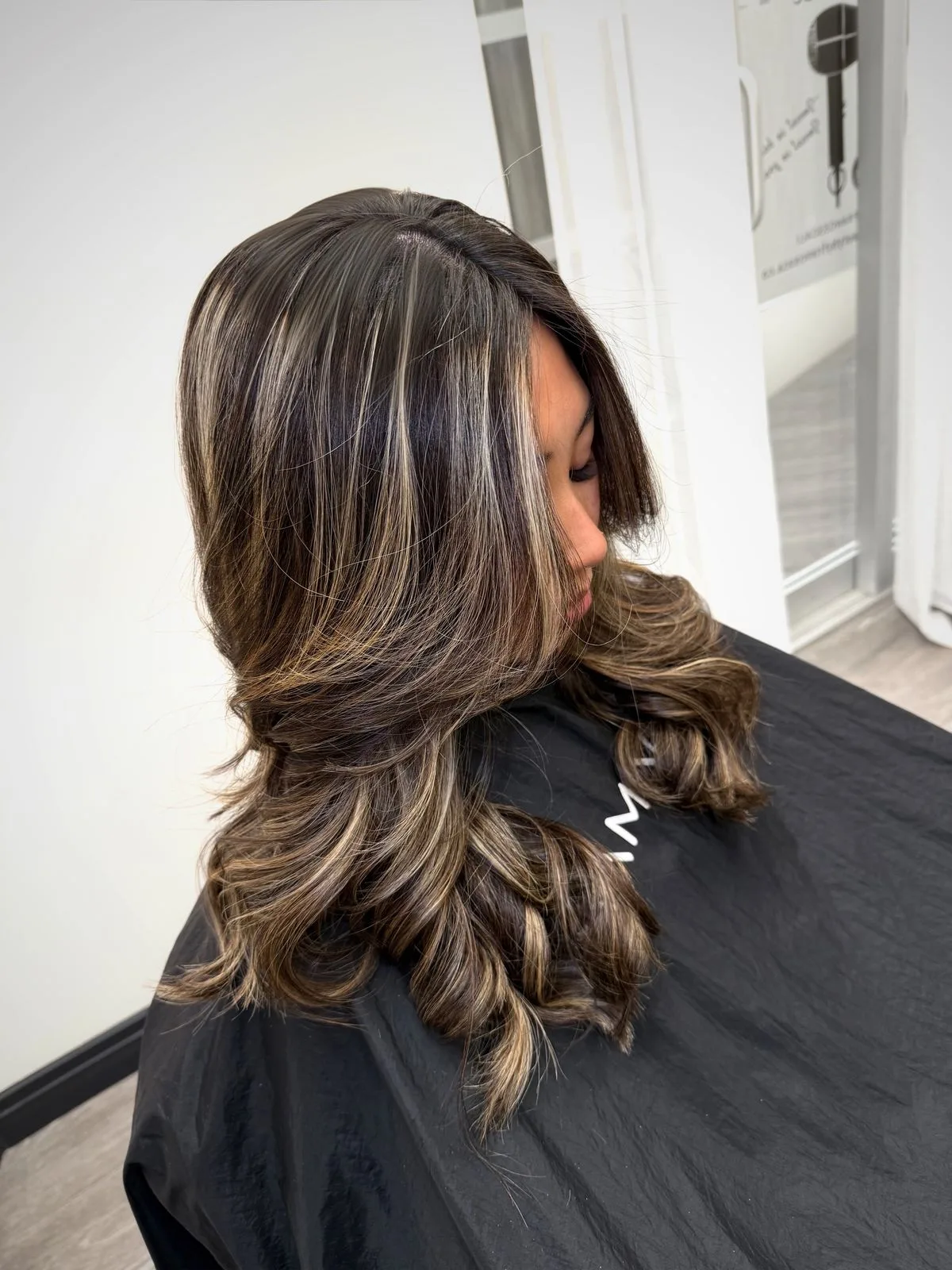 Base oscura con mechas rubias luminosas tipo money piece