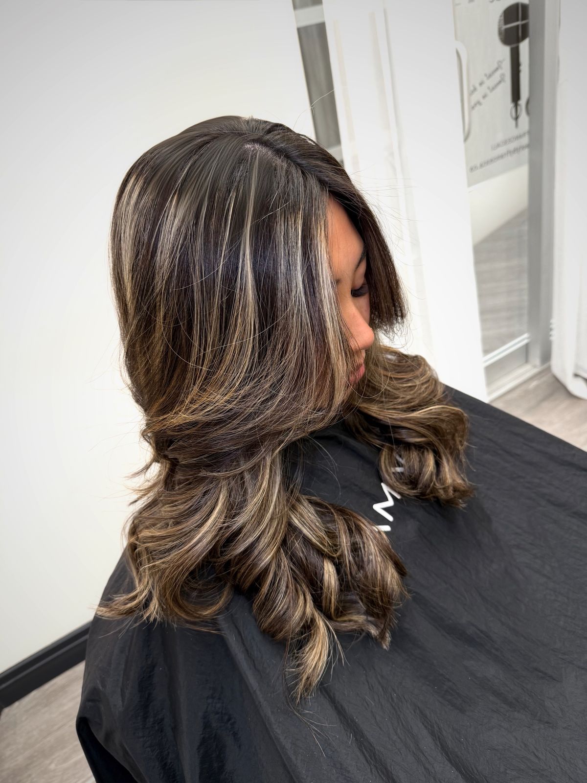 Base scura con colpi di sole luminosi tipo money piece